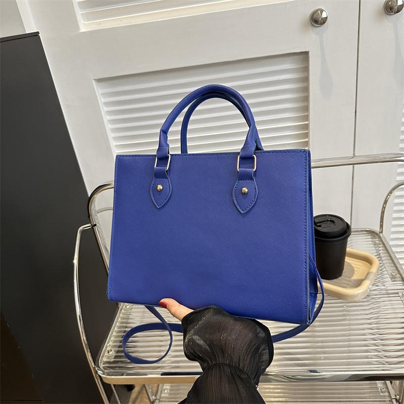 Стильная повседневная сумка-тоут для commuters на осень с современным простым дизайном и универсальными цветами