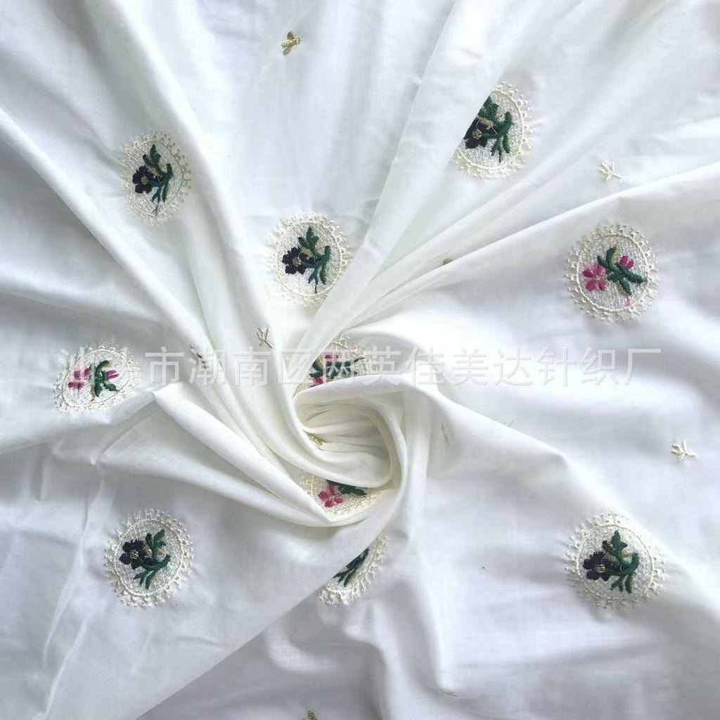 Светло-абрикосовая хлопковая ткань с мелкими вышитыми цветами - Свежий стиль для женской одежды и детских сумок.