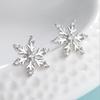 Серьги-пусеты «Снежинки» с цирконами для женщин - Европейский и американский стиль, Рождественская медная посеребренная бижутерия с мини-бриллиантовыми акцентами.