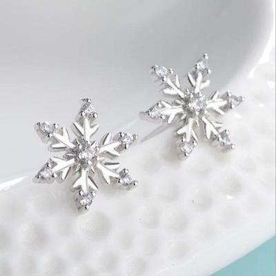 Серьги-пусеты Runxin Zircon Snowflake для женщин - Европейские и американские рождественские украшения в простом посеребренном медном исполнении, дизайн мини-бриллиантов.