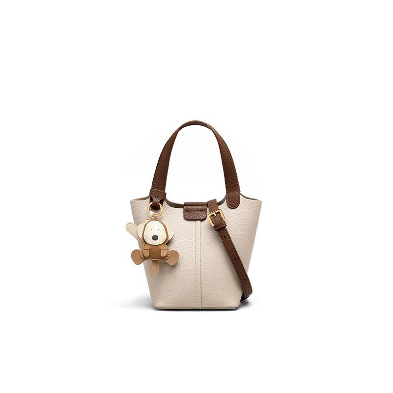 This year, the high-end small bag is versatile, the work hand bag, the vegetable basket, the portable bucket bag, and the messenger bag.