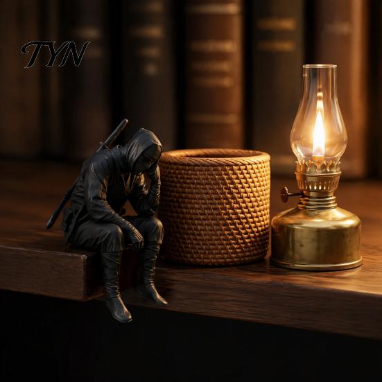 Орнамент Самурай в маске 3D-печатная фигурка сидящего ниндзя, Задумчивый темный sitter для полки, Мини-фигурка для домашнего офиса, книжной полки, стола