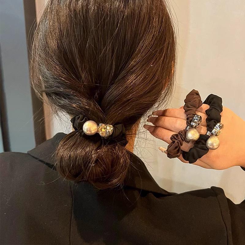 Элегантная резинка для волос со стразами и жемчугом — универсальная и стильная резинка для женщин