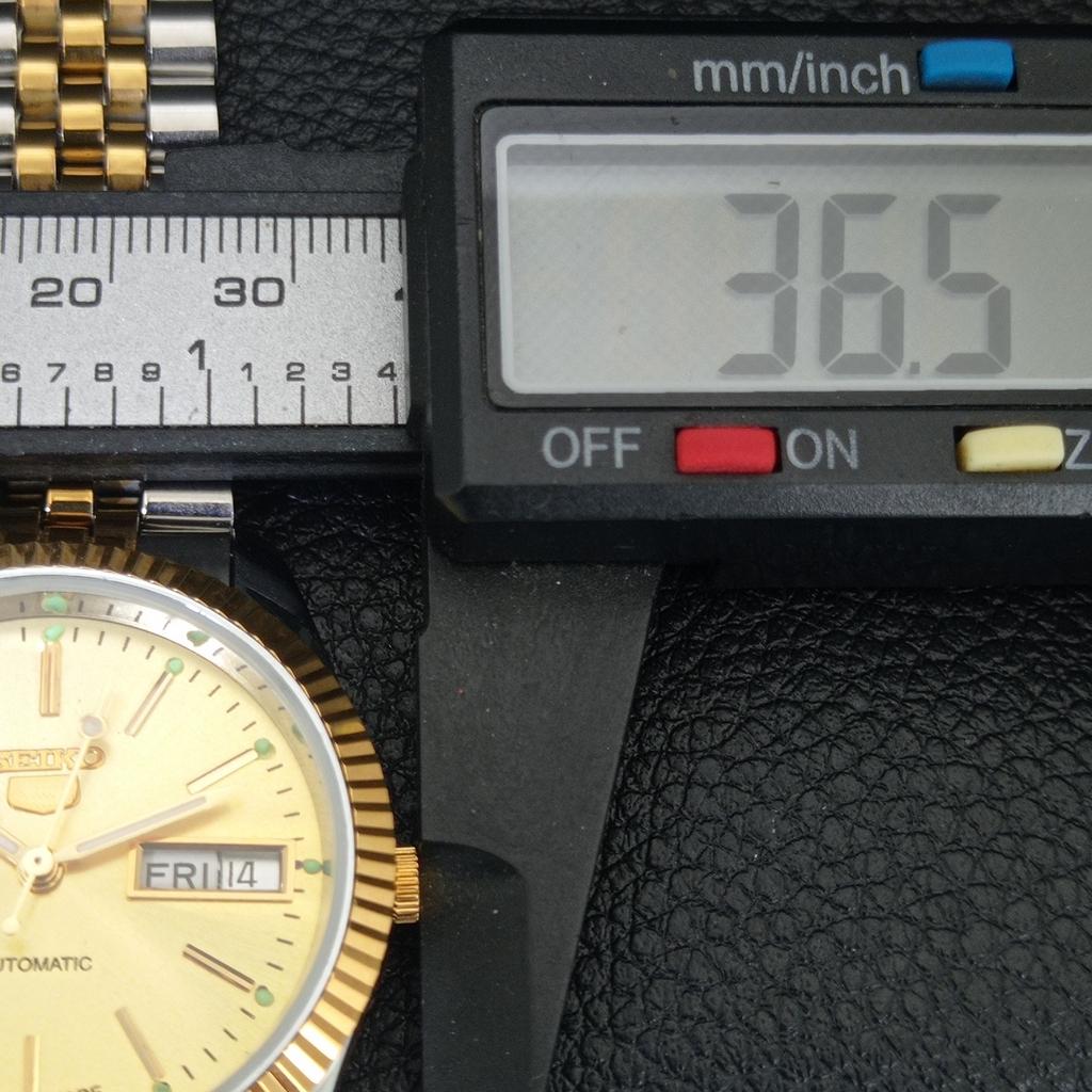 ЯПОНСКИЕ ВИНТАЖНЫЕ ОТРЕМОНТИРОВАННЫЕ МУЖСКИЕ АВТОМАТИЧЕСКИЕ ЧАСЫ SEIKO 5 С ЗОЛОТИСТЫМ ЦИФЕРБЛАТОМ a443187-1