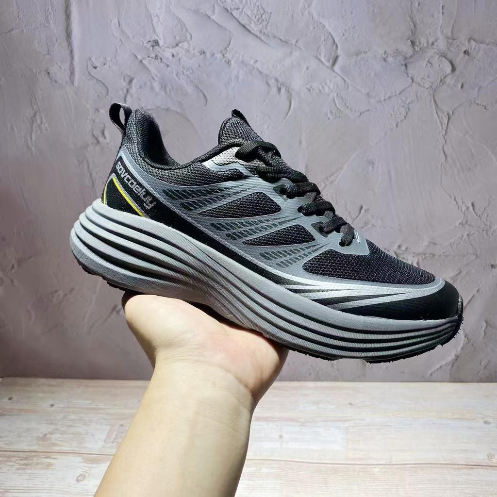 Single tail goods are breathable, leak picking, shock absorption, platform-soled sports shoes, and running shoes are withdrawn from the cabinet.