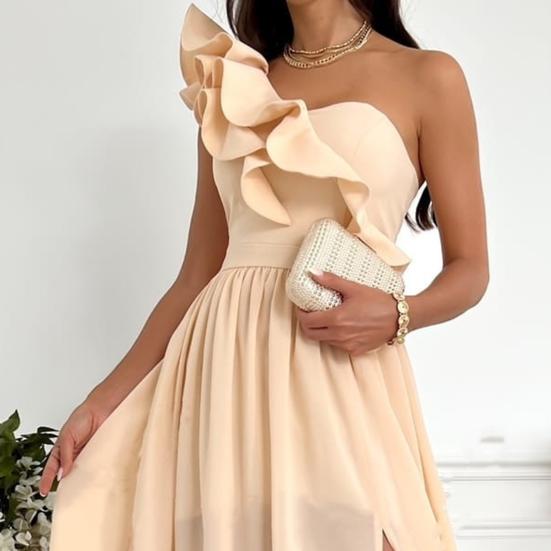 Элегантное платье без рукавов с разрезом сбоку, летящим подолом и кокетливым косым вырезом, украшенным оборками