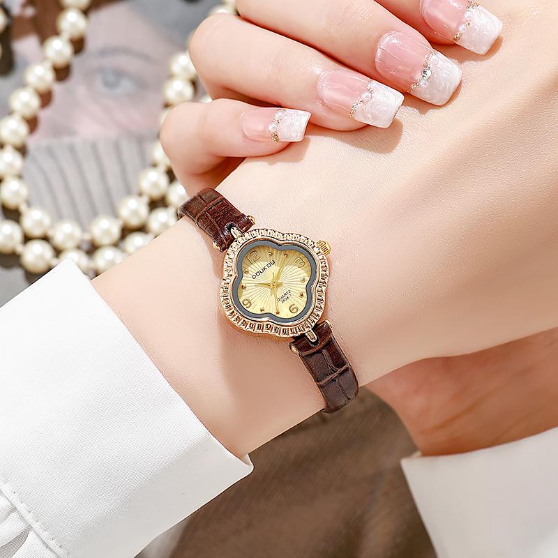 Ladies Watch Niche Four-Leaf Clover Student Party Belt Simple High-End Quartz Watch