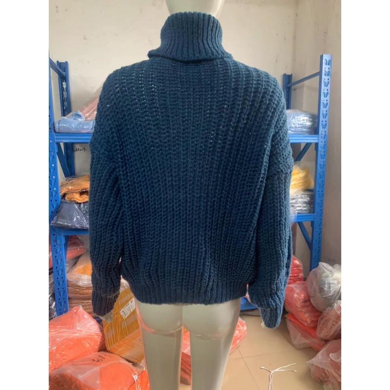 Женский однотонный вязаный свитер с высоким воротом