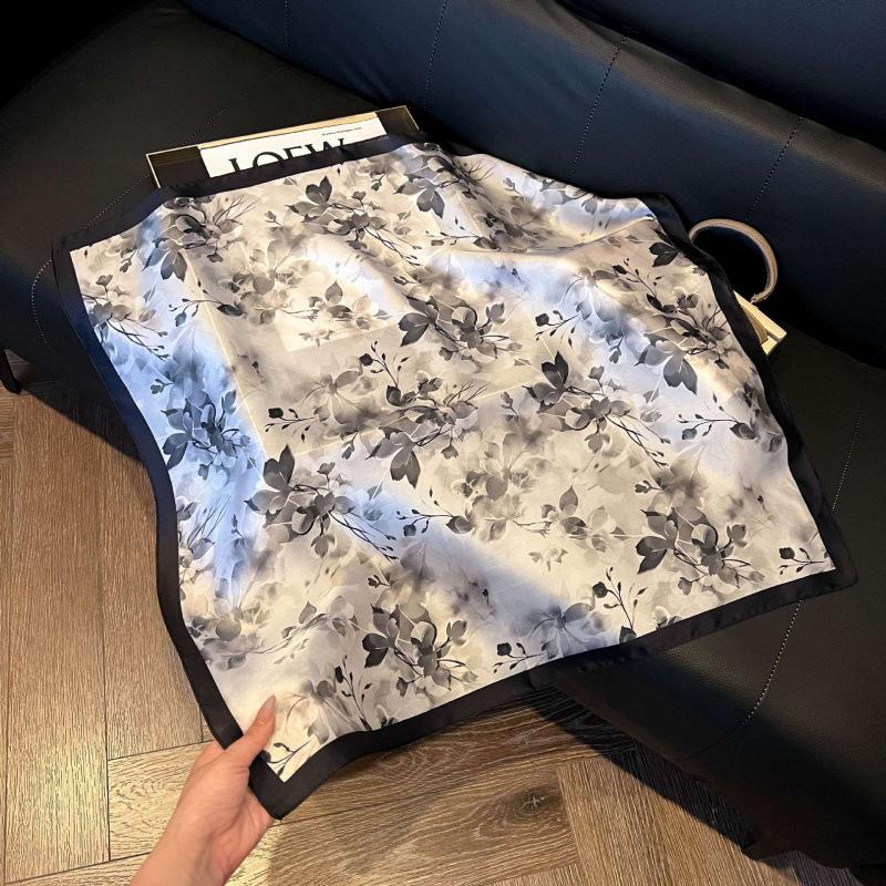 Retro silk scarves for women's new high-end accessories, neck small square scarf, scarf waist, fashionable and versatile, and gifts can be given.