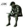 Полочка для книг Сидящие Фигурки Древнегреческий Воин Полочный Сидящий Статуэтка, Фигурка Солдата с Историческими Домашними Украшениями Шлем, Настольное Украшение