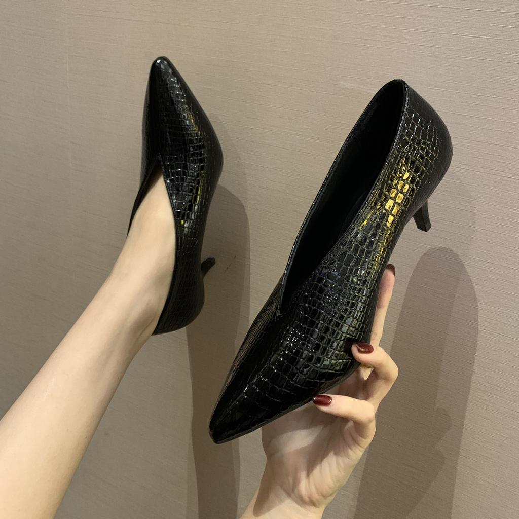 Мода заостренный носок V-образный вырез лакированные ботильоны женские шпильки 2024 осень новые сапоги с рисунком змеиной кожи тонкие кожаные сапоги