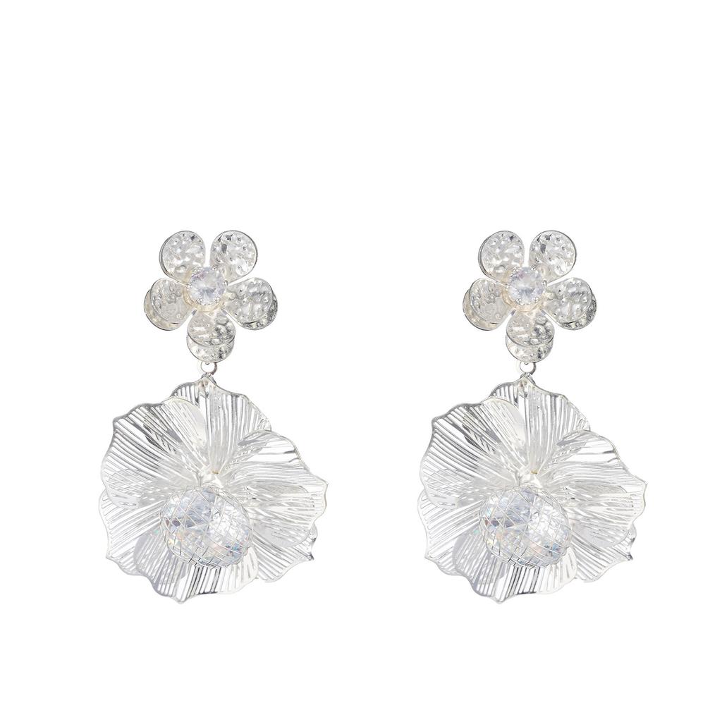 New high-end zircon silver flower earrings, fashionable niche exaggerated wind earrings, sweet temperament earrings.