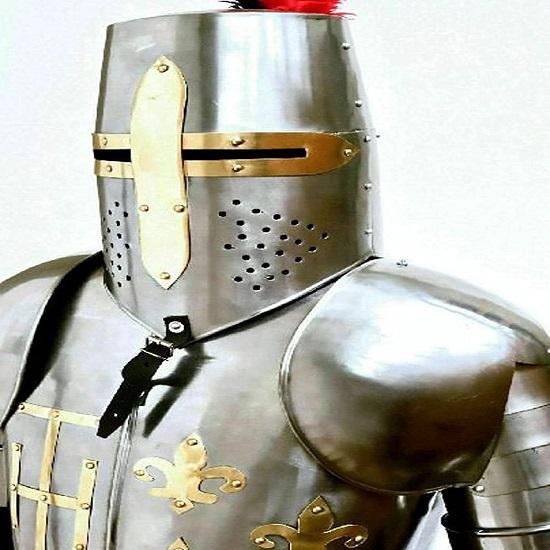 Полный доспех средневекового рыцаря со щитом и мечом. Доспехи 15 века,