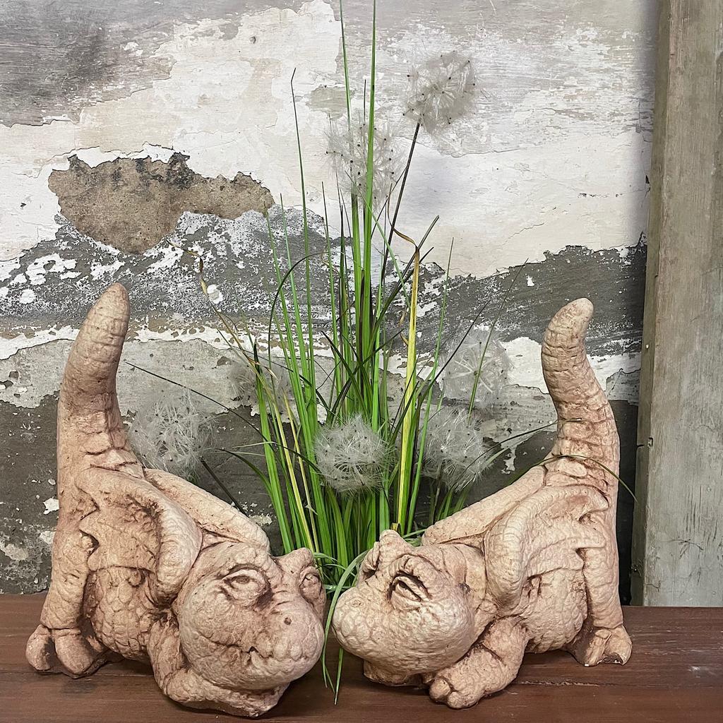 Garden figure dragon pacifier made of concrete