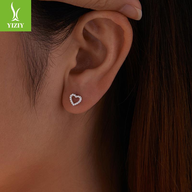 Серьги-гвоздики из стерлингового серебра 925 пробы с муассанитом в форме сердца. Простые, классические, универсальные.