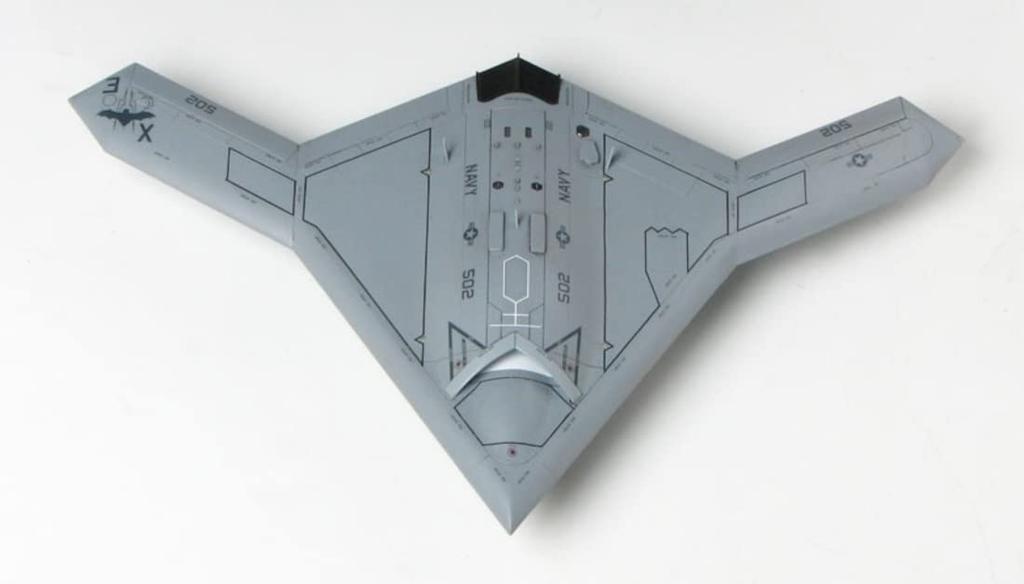 Platz scale US Navy Unmanned Bomber with Plastic Model 1/72 X-47B GBU-27