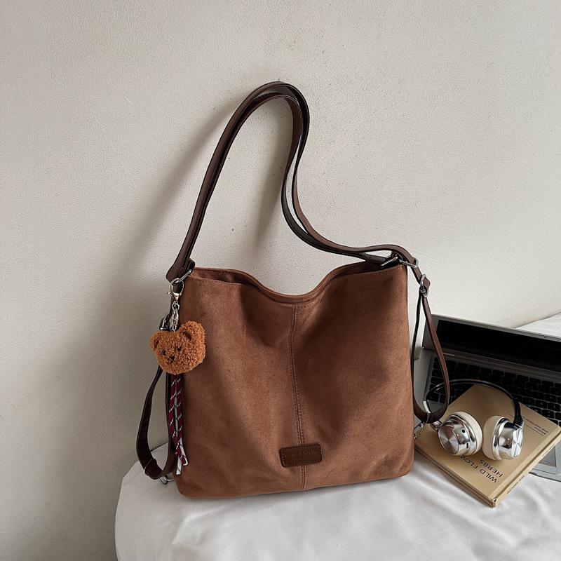 Retro Shoulder Bag, Soft Leather Large-capacity Bucket Bag, Women's 2025 New Autumn Model, Simple Casual Commuter Backpack.
