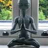 Садовое искусство Скульптура Медитирующая статуя Внеземные фигурки для дома и офиса в помещении и на открытом воздухе