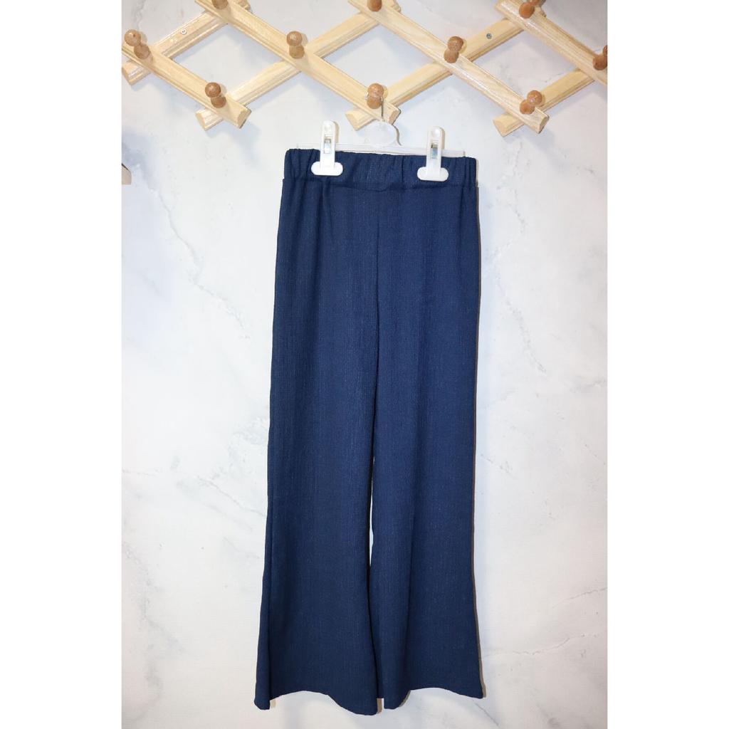 Стильный комплект для девочек - блузка с цветочным узором и современные брюки