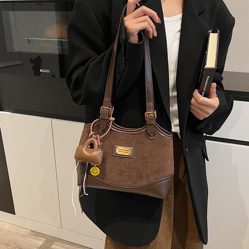 Сумка большой вместимости женская осень-зима 2025 новая матовая ретро сумка на плечо/подмышку повседневная рабочая сумка-тоут для поездок