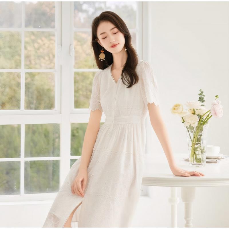 Женское летнее платье средней длины с V-образным вырезом и вышивкой 2025 г.: Литературный стиль, утягивающее талию, маленькое белое платье.