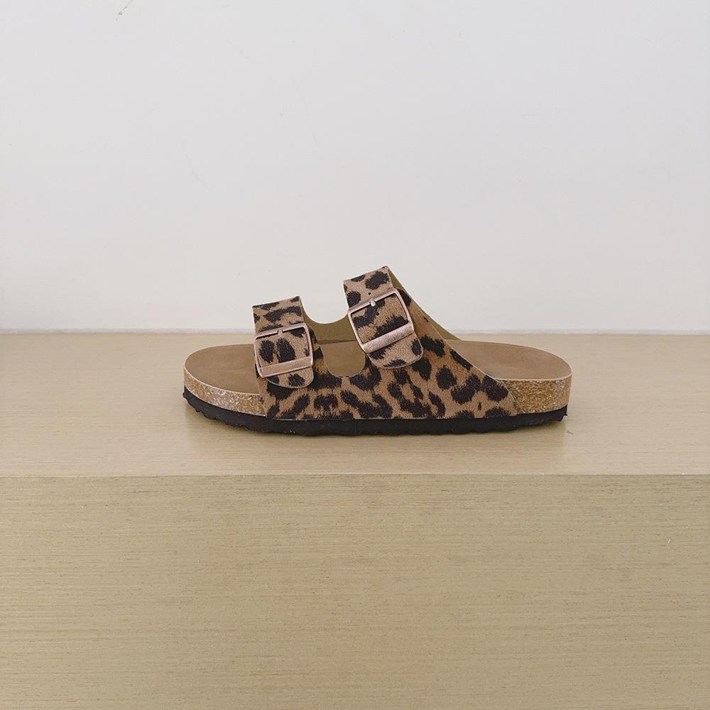 Оригинальные кожаные женские шлепанцы Birkenstock с двумя ремешками и металлической отделкой - Пляжные шлепанцы с мягкой подошвой