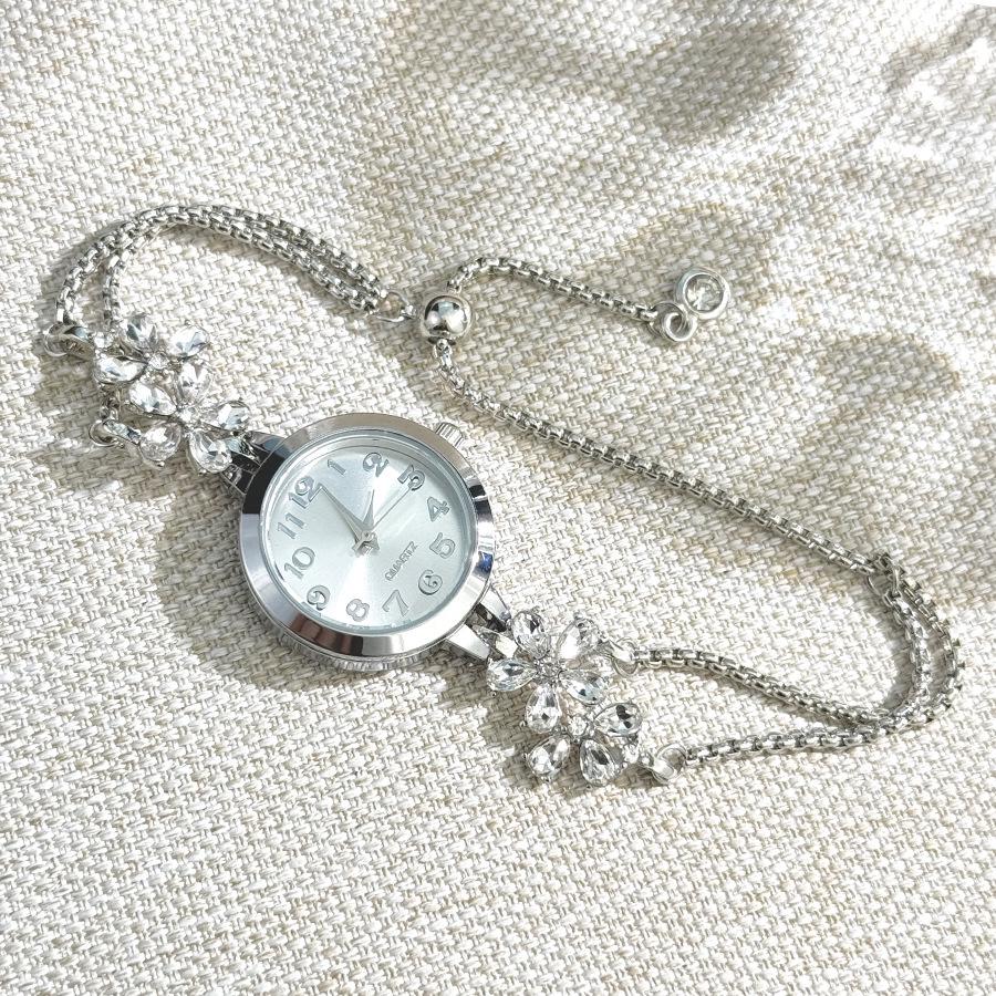 Women's Fashion Pull-Out Bracelet Watch with Diamond-Encrusted Flower Design