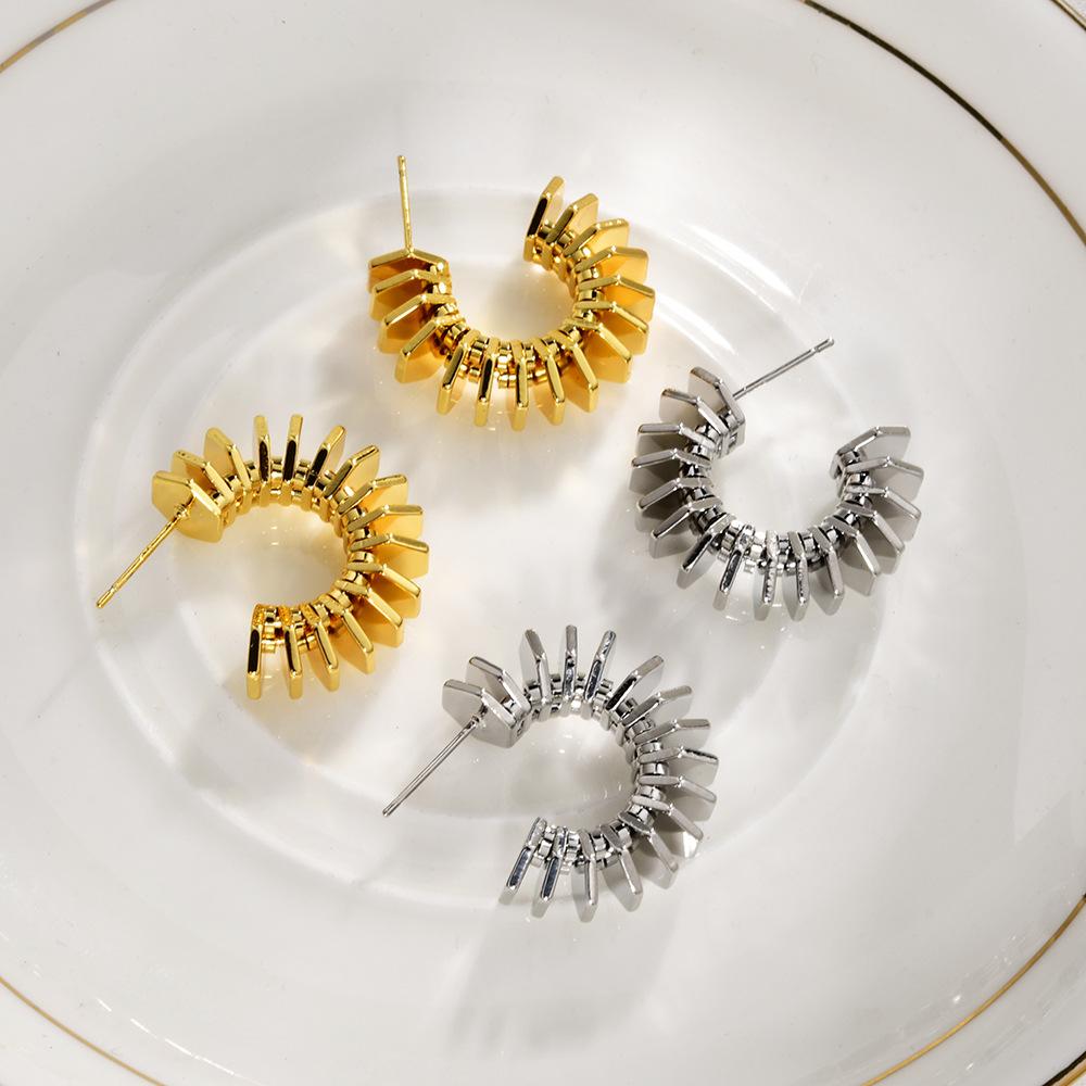 2026 Avant-Garde Heavy Metal Scale Stud Earrings - Unique C-Shaped Radiating Geometric Earrings for Women Industrial Style Jewelry