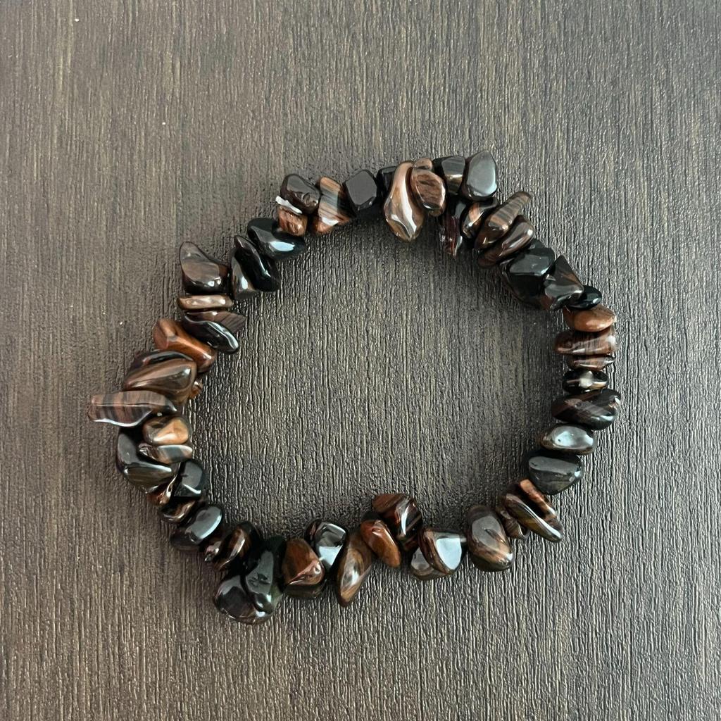 Браслет из разноцветных кристаллов с цитрином, тигровым глазом, лазуритом, аметистом и зеленым авантюрином на эластичном шнуре