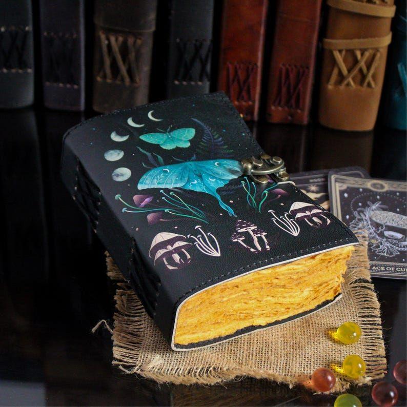 Кожаная книга теней «Луна-мотылёк» | Дневник для заклинаний чакр | Кожаный магический гримуар | Подарок для ведьмы | Блокнот ручной работы
