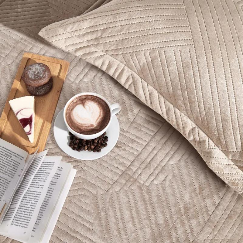 Velvet Bedspread On The Bed Quilted Mattress Topper Queen King Size Bed Cover Couple Bed Quilt Double Bedspreads and Coverlets