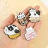 Забавный металлический эмалевый значок Милая брошь с черными и белыми кошками Мультяшные кошки Лацканный значок Ювелирный подарок