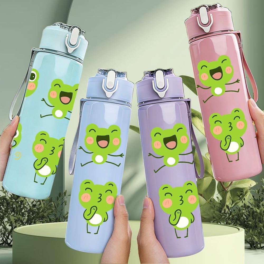 1PC Green Frog Group Cartoon Pattern 750ml Color Plastic Sports Water Bottle Leakproof Flip Straw Lid Suitable for Sports Office Home Use
