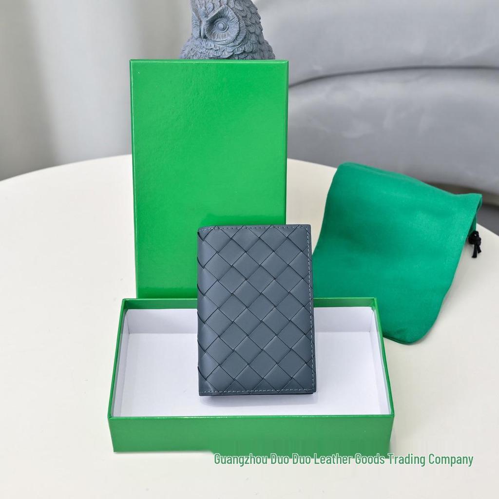 Двустворчатый кошелек из натуральной кожи с ромбовидным тиснением, отделениями для множества карт и держателем для паспорта