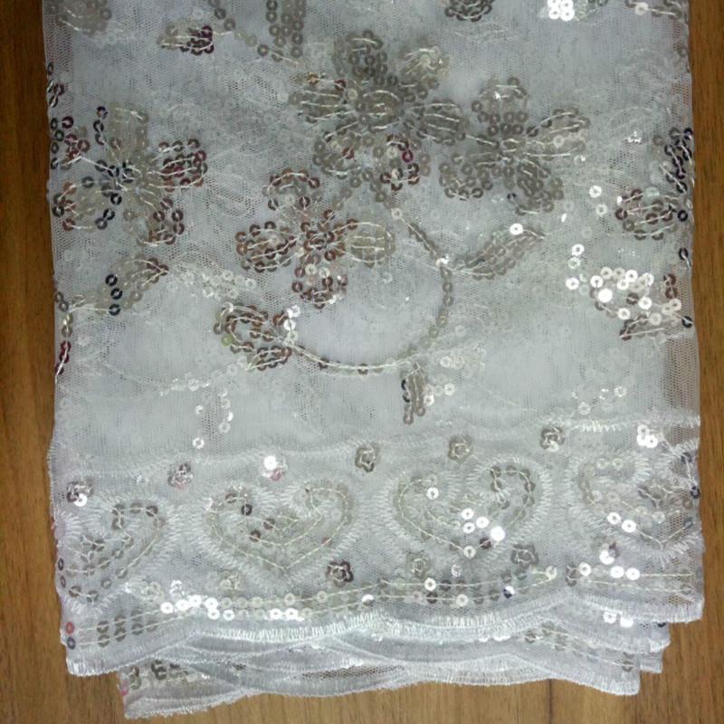 Платок на плечи с вышивкой