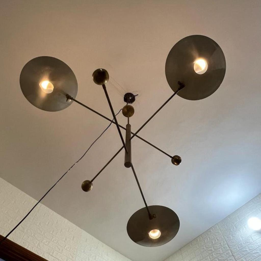 Итальянская люстра середины века с тремя закрытыми рожками из белой и патинированной латуни