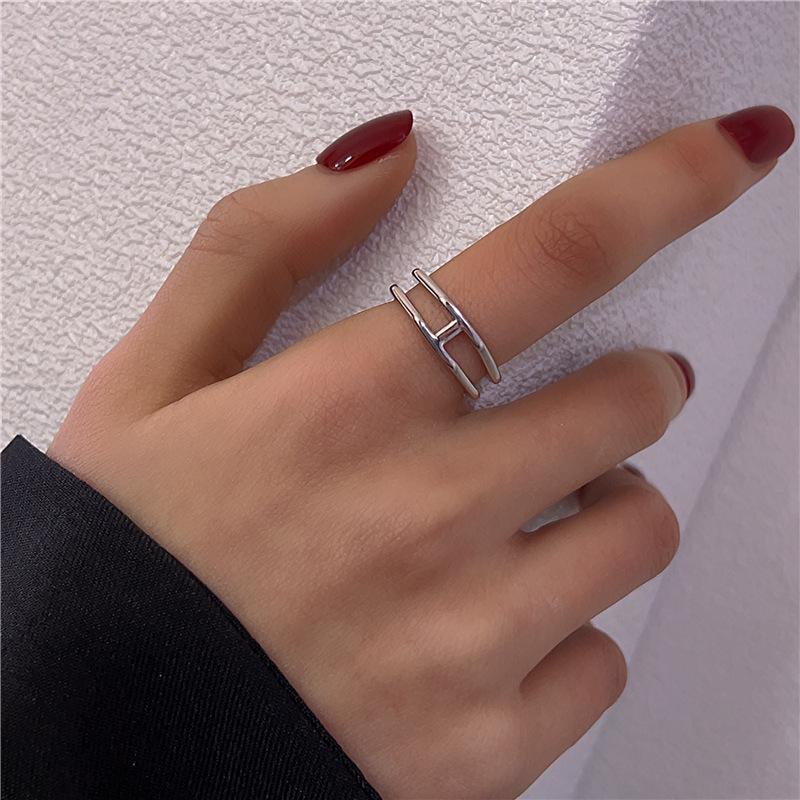 Женское высококачественное металлическое кольцо с мятой текстурой - уникальный дизайн, открытый стиль, легкая роскошь, простой, но элегантный аксессуар для широкого указательного пальца