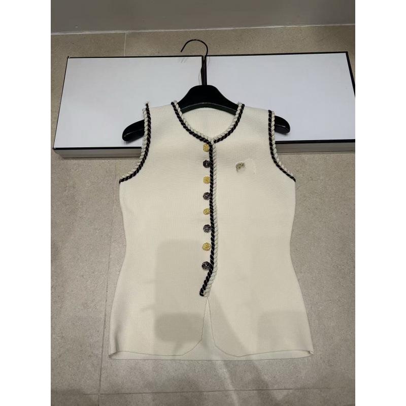 Тонкий вязаный жилет европейского стиля 2026 года - с круглым вырезом и логотипом-брошью