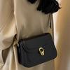 Нишевая женская сумка-мессенджер в иностранном стиле 2025 новая универсальная ретро маленькая квадратная сумка высокого класса для通勤 через плечо