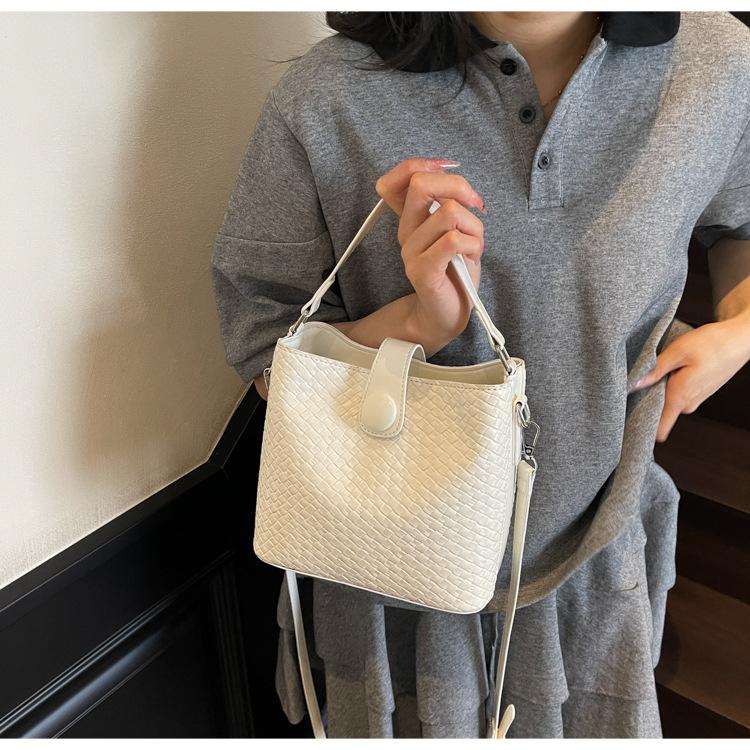 New Woven Bucket Bag, Large-capacity Fashionable Weaving, Simple Contrasting Color, Shoulder Bag, Messenger Bag.