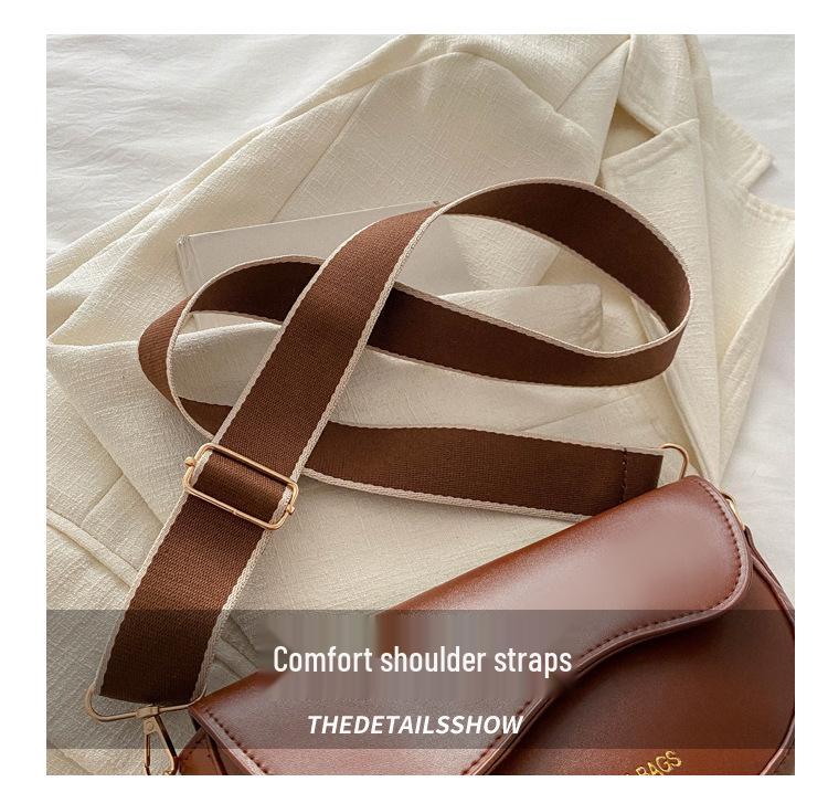 Женская стильная полукруглая сумка-седло с широким ремнем - тренд 2024 года, кроссбоди