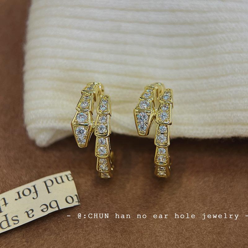 Light luxury snake-shaped zircon mosquito coil disc ear clips, niche design, high-end temperament stud earrings, fashionable silicone earrings.