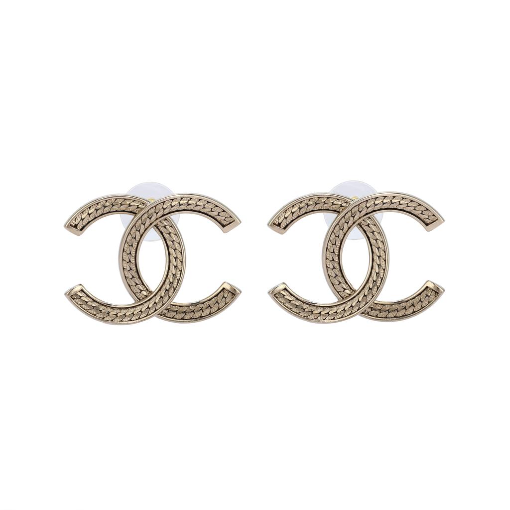 Chanel Серьги с текстурой, вырезанные в дизайне Double C, Женские серьги, Золотые, AB-24B-0017