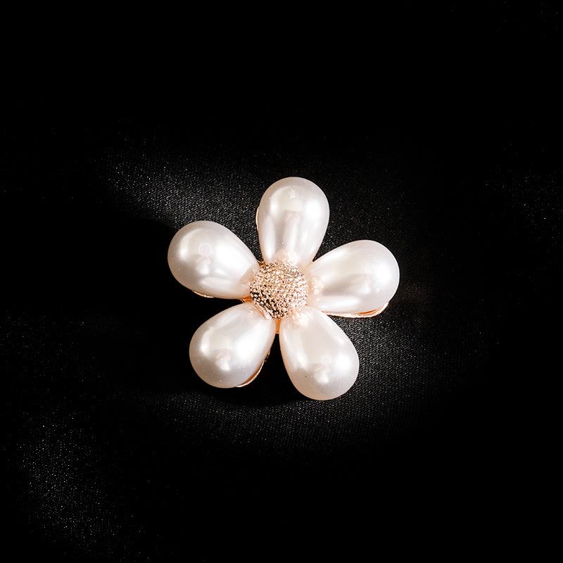 Luxury Pearl Petal Anti-Exposure Brooch