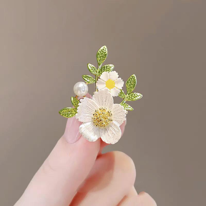 Summer Anti-Exposure Brooch: Fashionable and Luxurious Collar Pin for Women.