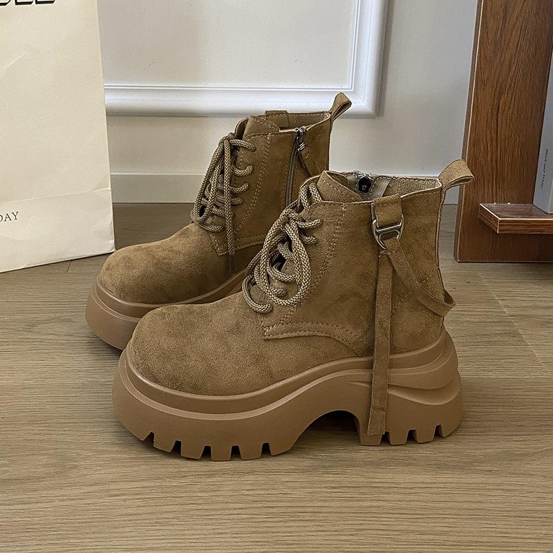 Ретро ботинки Мартин на толстой подошве с увеличением высоты для женской коллекции осень 2025, новые модные облегающие короткие ботинки на шнуровке цвета ревеня