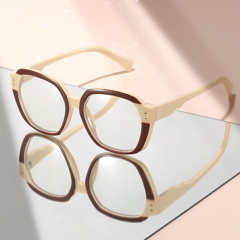 Новые классические и простые очки с плоскими линзами в большой оправе со звездными акцентами — это предмет для повседневной носки и украшение для уличной фотографии.