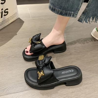 Модные женские тапочки на толстой подошве, лето 2024, новые повседневные универсальные сандалии с металлическим декором и бабочкой, роскошные дизайнерские сандалии