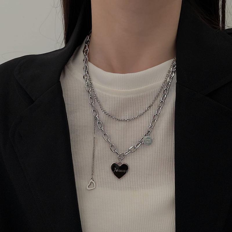 Chic Sweet & Cool Statement Necklace for Women: Trendy Clavicle & Sweater Chain Design for Autumn/Winter Fashion