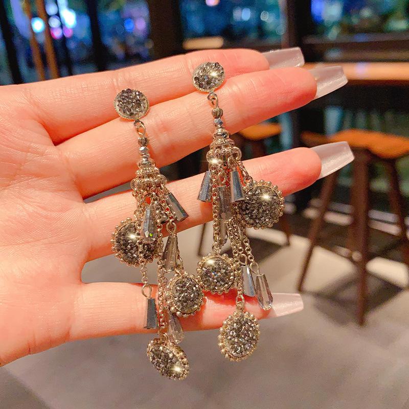High Sense Niche Retro Light Luxury Fringed Earrings 2025 New Versatile Internet Celebrity Temperament Earrings
